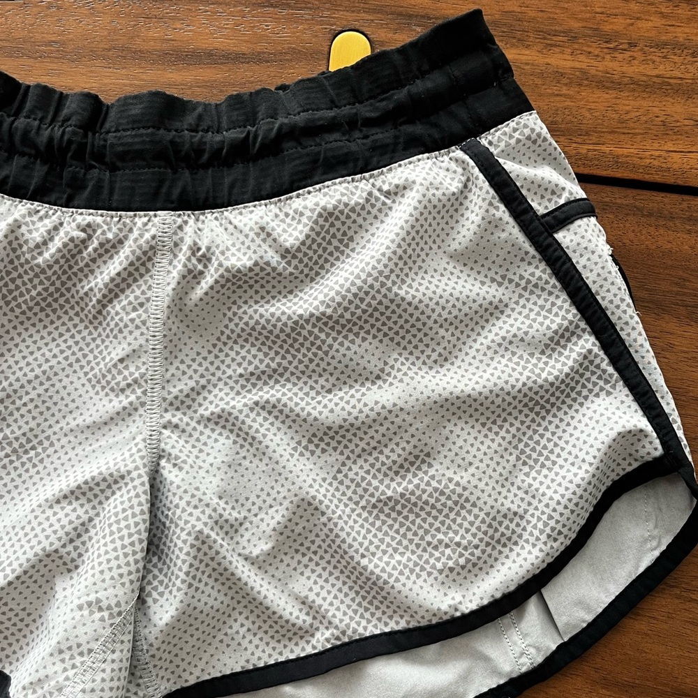 Lululemon Tracker Short III Diamond Camo Silver size 6 - Picture 6 of 11